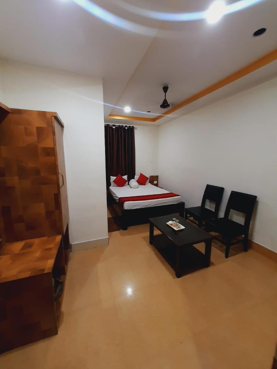 Hotel Knight Inn Airport Гувахати Экстерьер фото